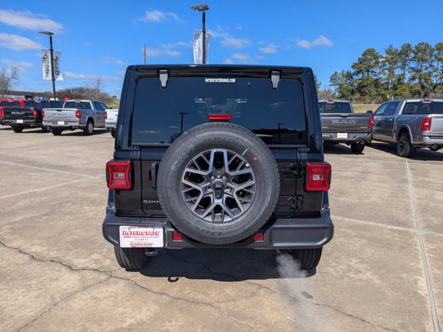 2025 Jeep Wrangler Sahara photo 4