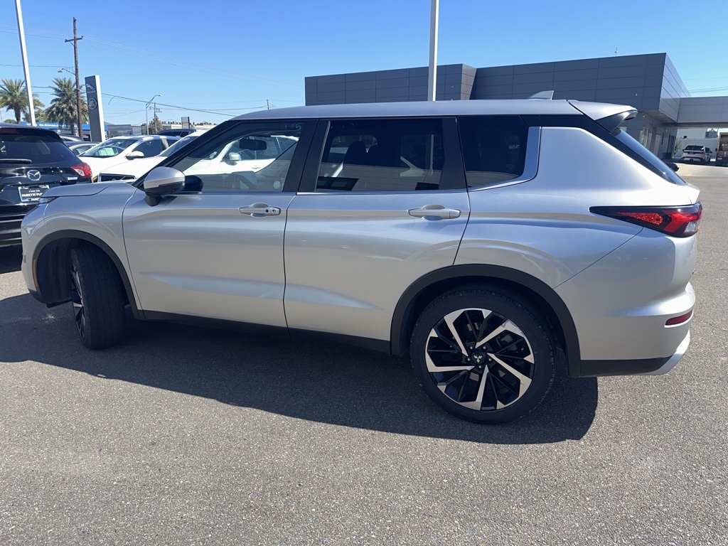 2024 Mitsubishi Outlander SE photo 2