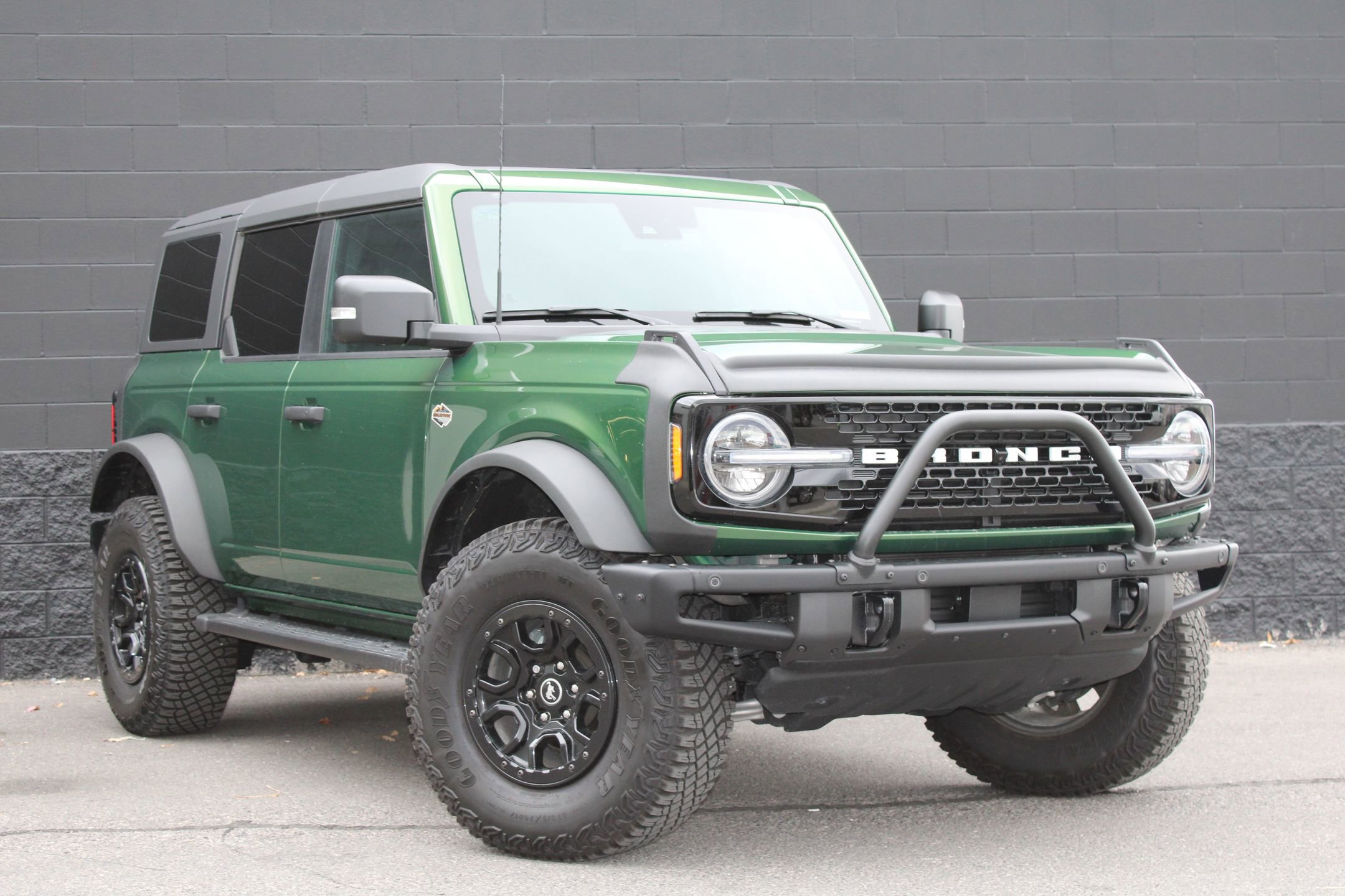 2023 Ford Bronco Base photo 3