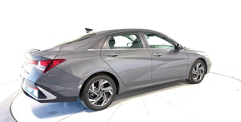 2025 Hyundai Elantra SEL Convenience photo 3