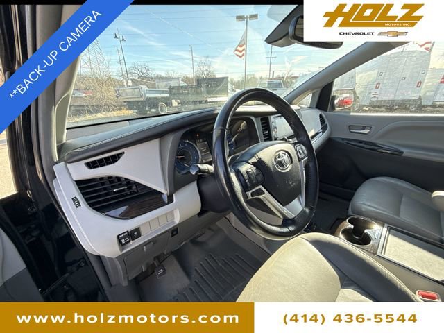 Used 2018 Toyota Sienna XLE with VIN 5TDYZ3DC0JS909160 for sale in Hales Corners, WI