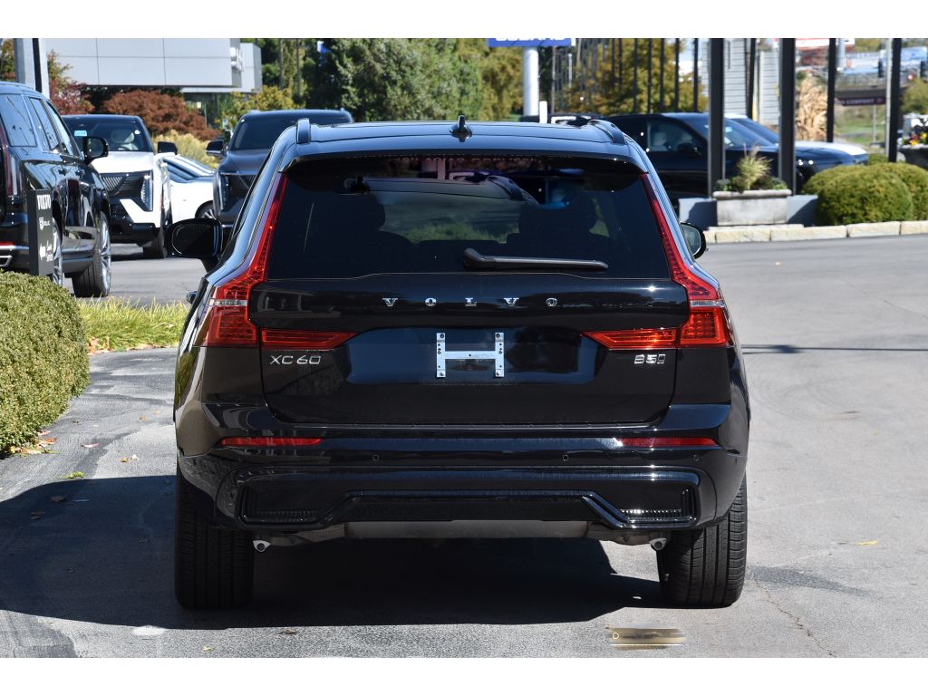 2025 Volvo XC60 B5 photo 3