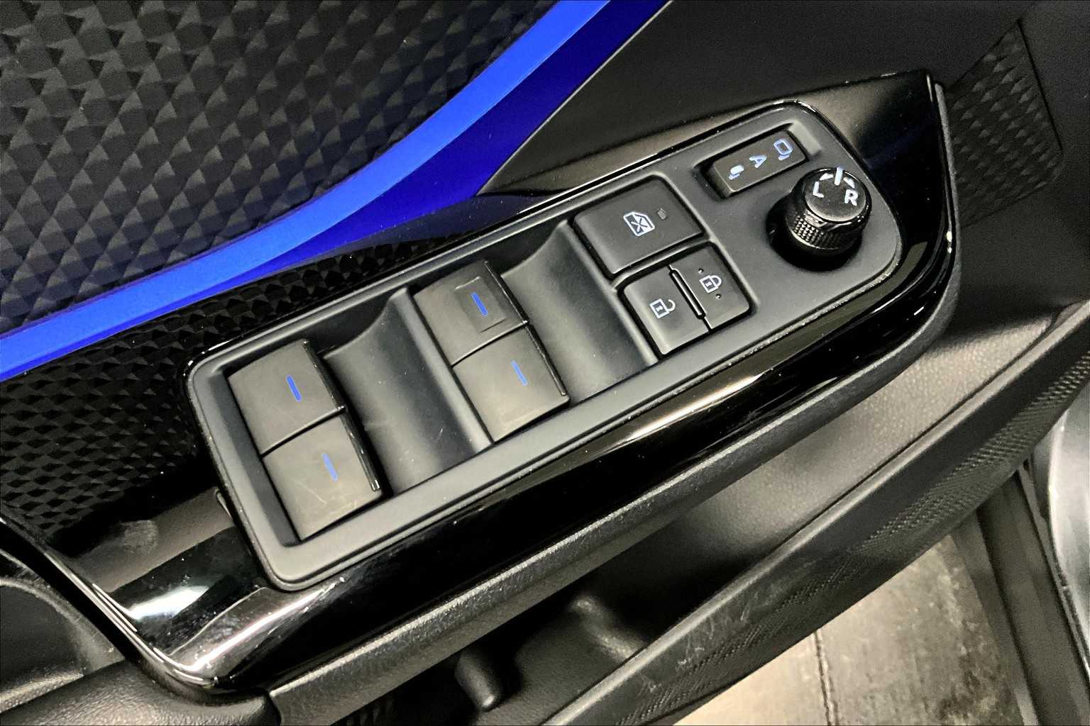 2022 Toyota C-HR XLE photo 34