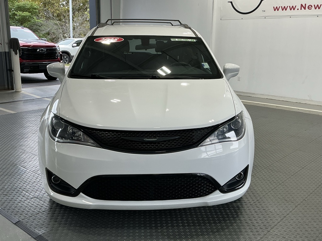 2018 Chrysler Pacifica Touring Plus photo 2