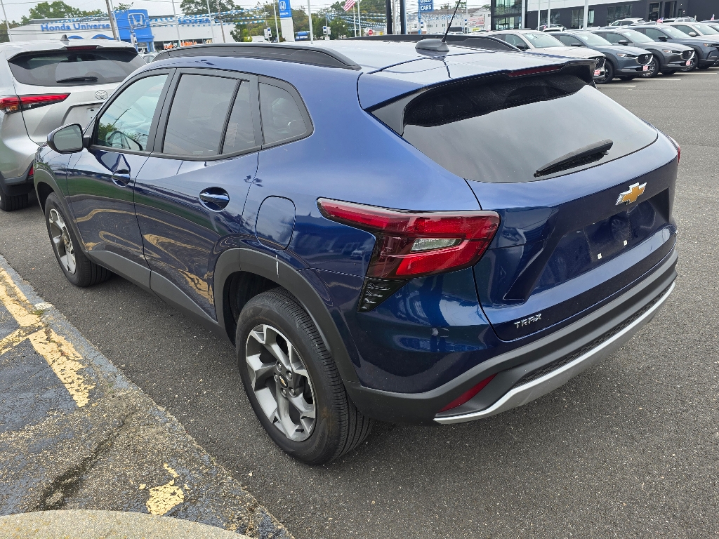 2024 Chevrolet Trax LT photo 5