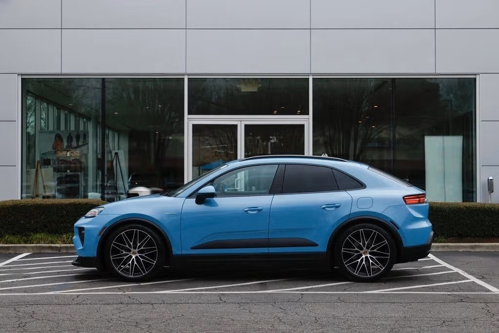 2025 Porsche Macan Electric photo 2