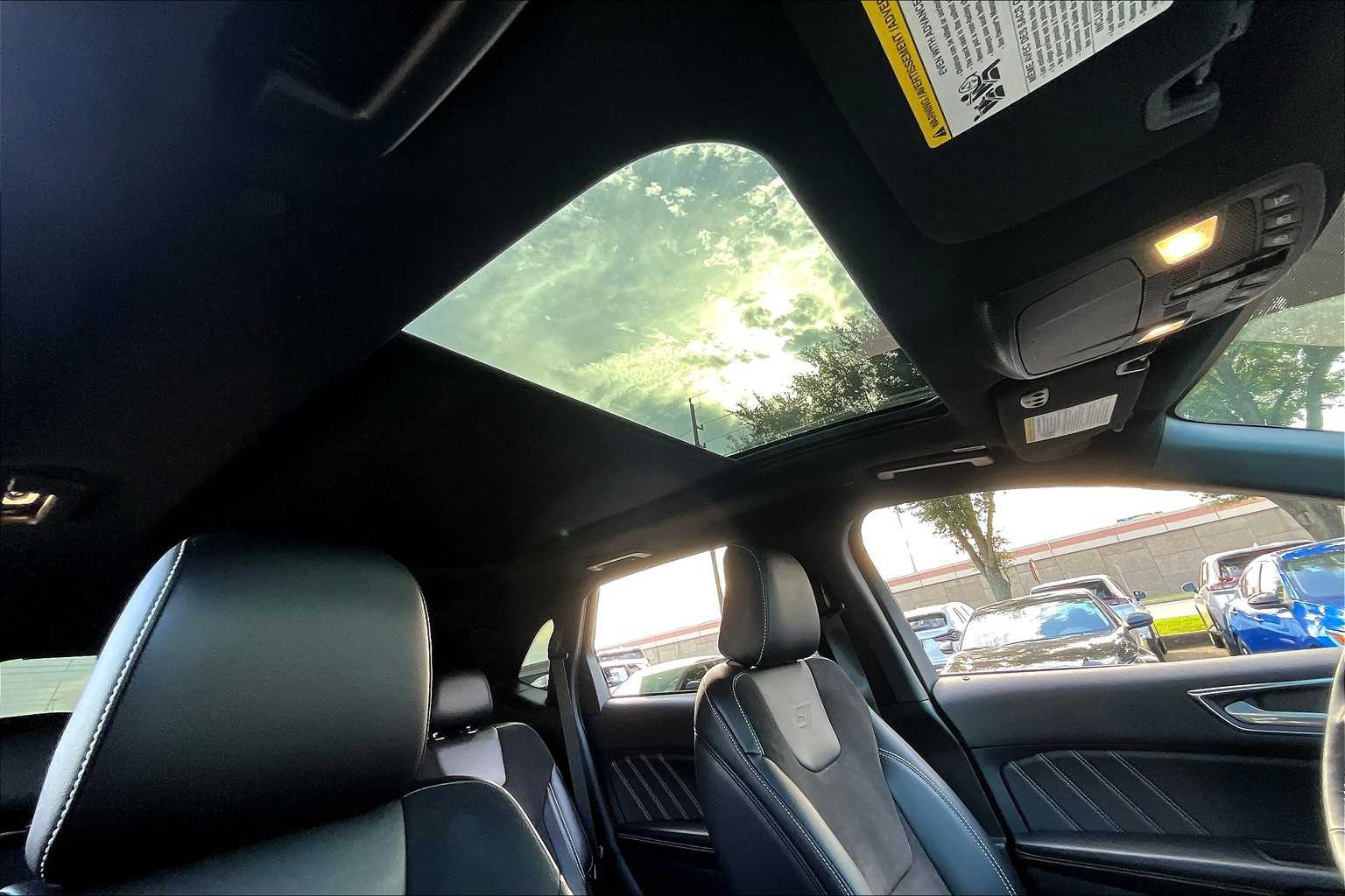 2022 Ford Edge ST photo 12