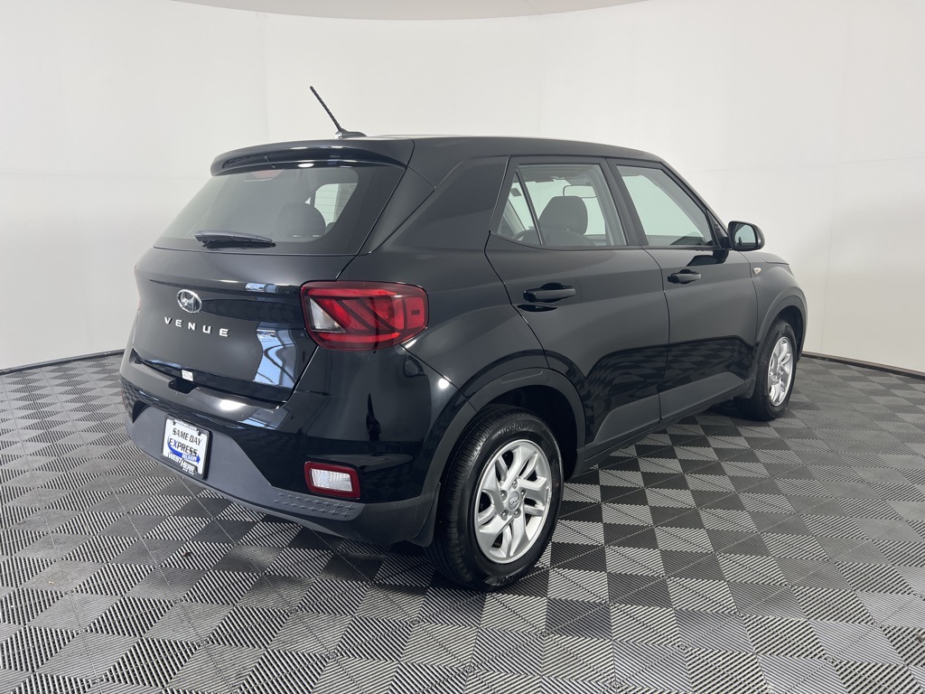 2025 Hyundai Venue SE photo 2