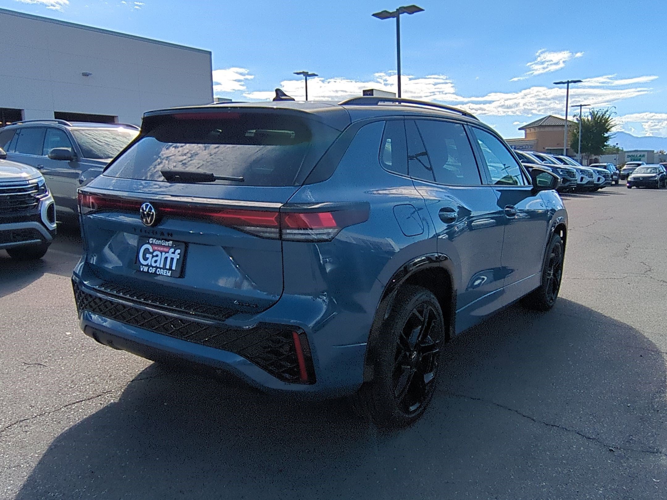 2025 Volkswagen Tiguan SE R-Line Black photo 3