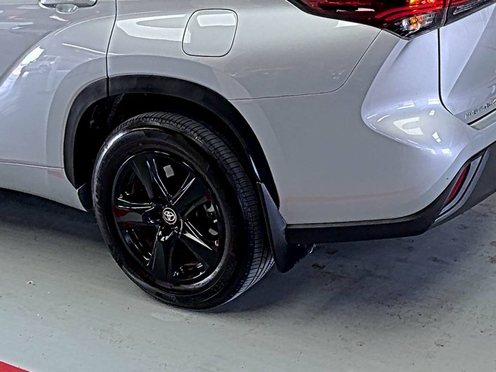 2024 Toyota Highlander LE photo 5