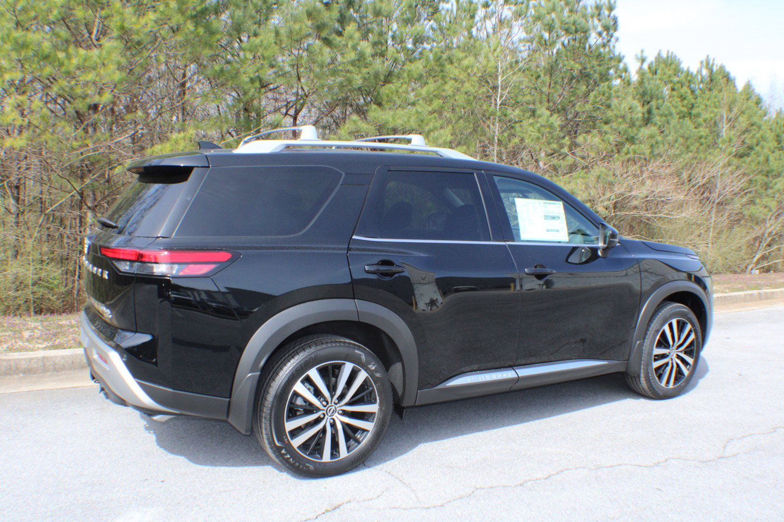 2025 Nissan Pathfinder Platinum photo 2