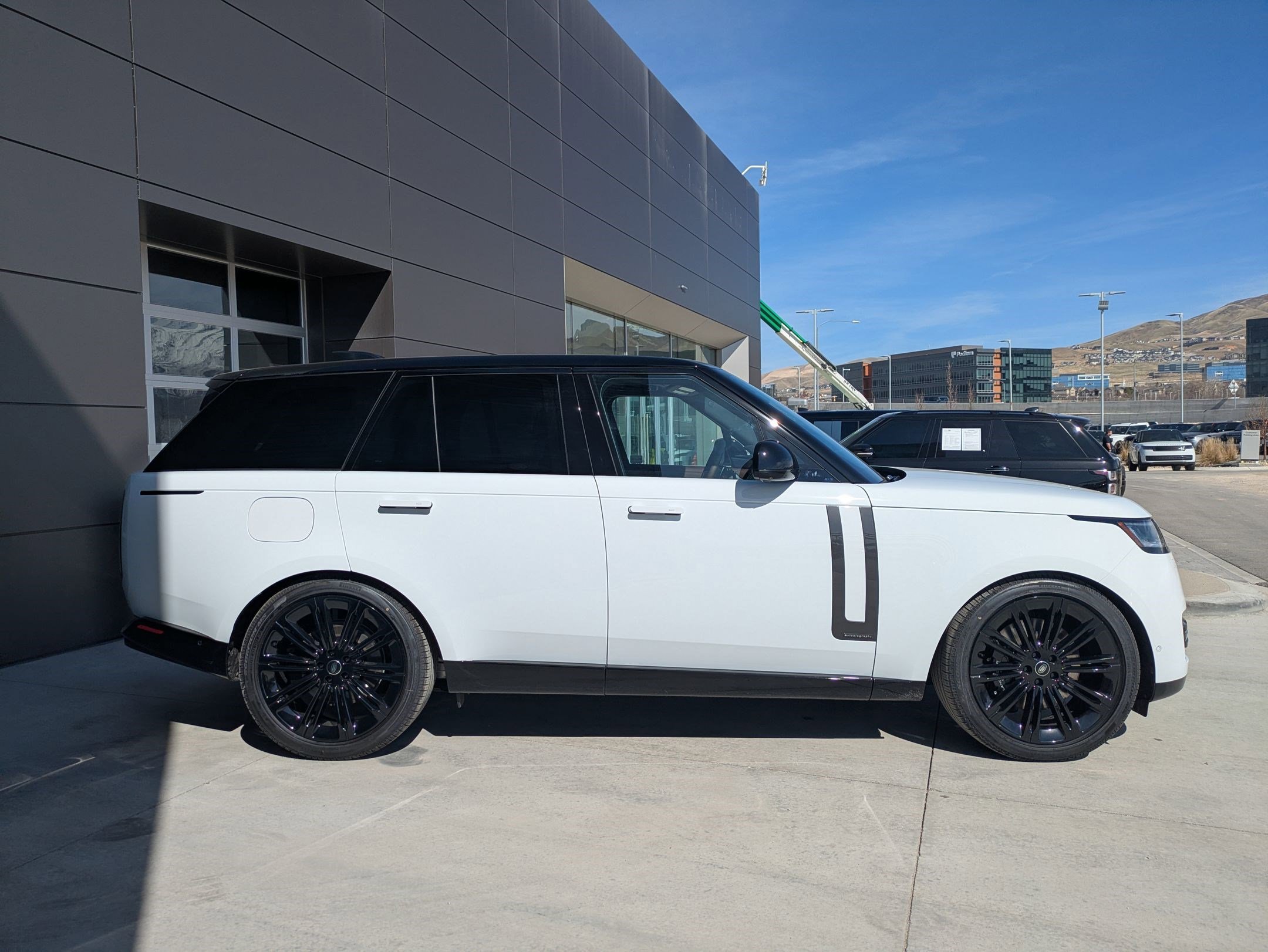 2025 Land Rover Range Rover Autobiography photo 4