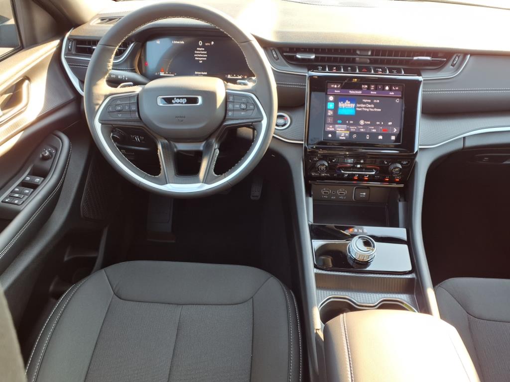 2025 Jeep Grand Cherokee Laredo X photo 3