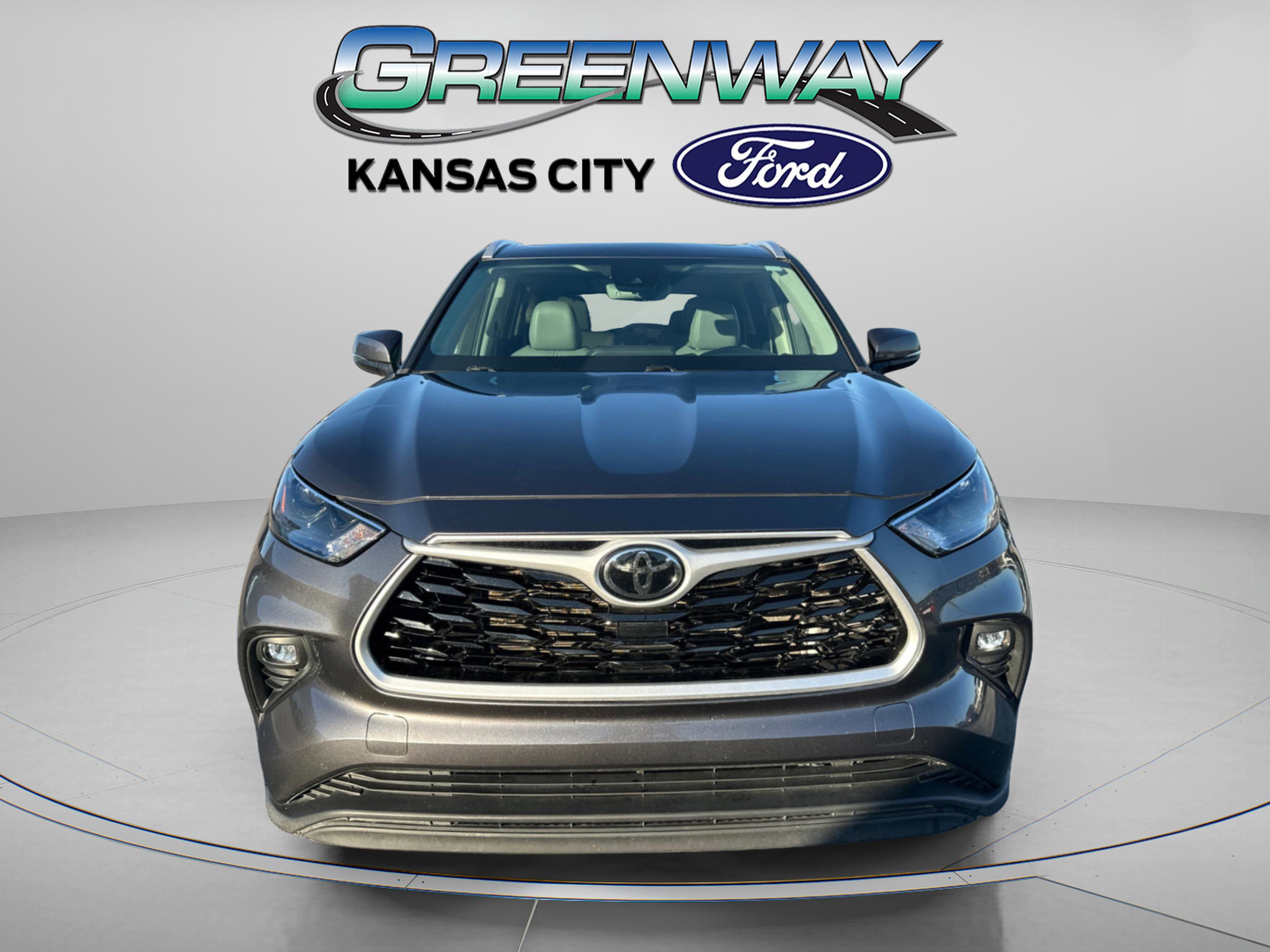 Used 2022 Toyota Highlander XLE with VIN 5TDHZRBH0NS566003 for sale in Kansas City