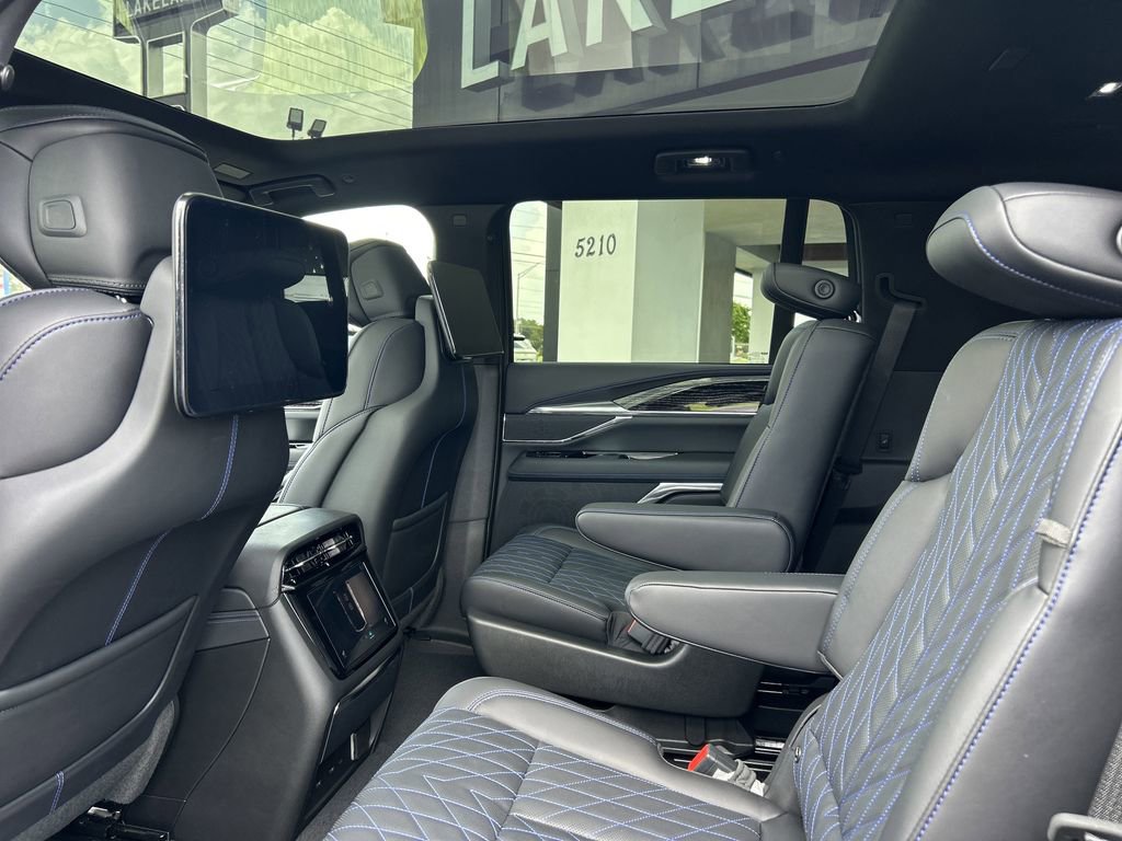 2026 Cadillac Escalade Luxury photo 17
