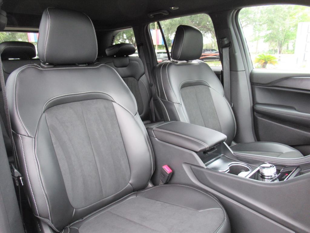 2025 Jeep Grand Cherokee Altitude photo 8