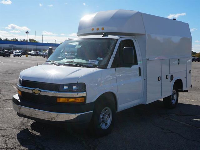 2025 Chevrolet Express Cutaway Base's photo