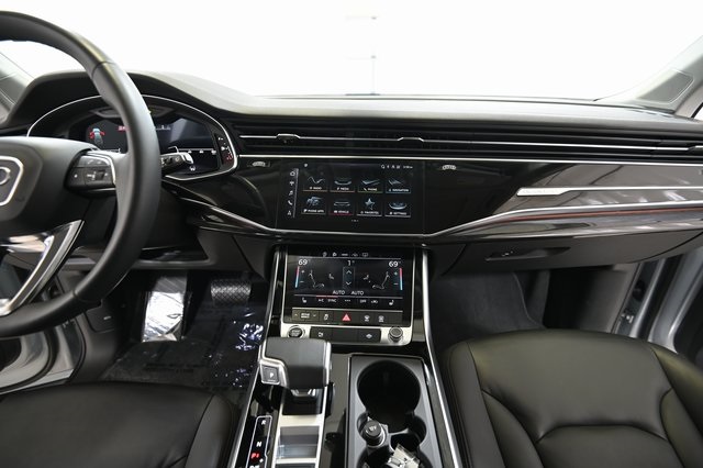 2024 Audi Q7 45 Premium Plus photo 2