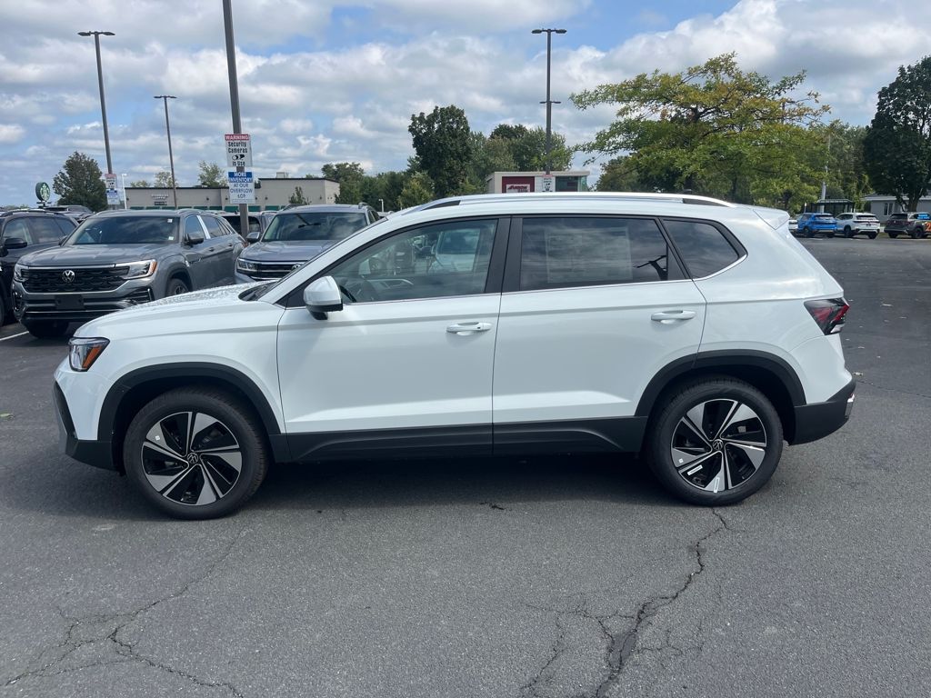 2025 Volkswagen Taos SE photo 5
