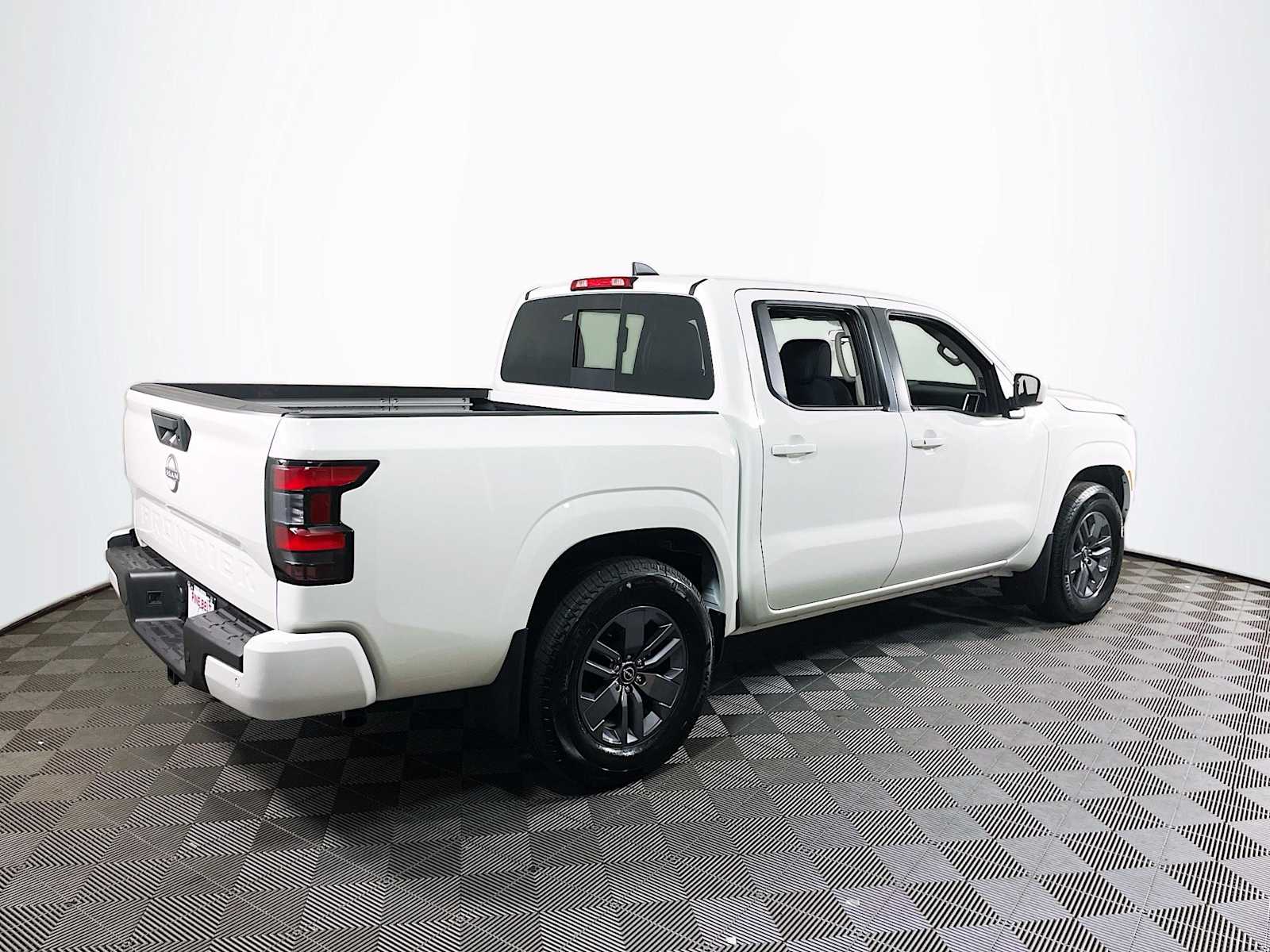 2025 Nissan Frontier SV Crew Cab photo 4