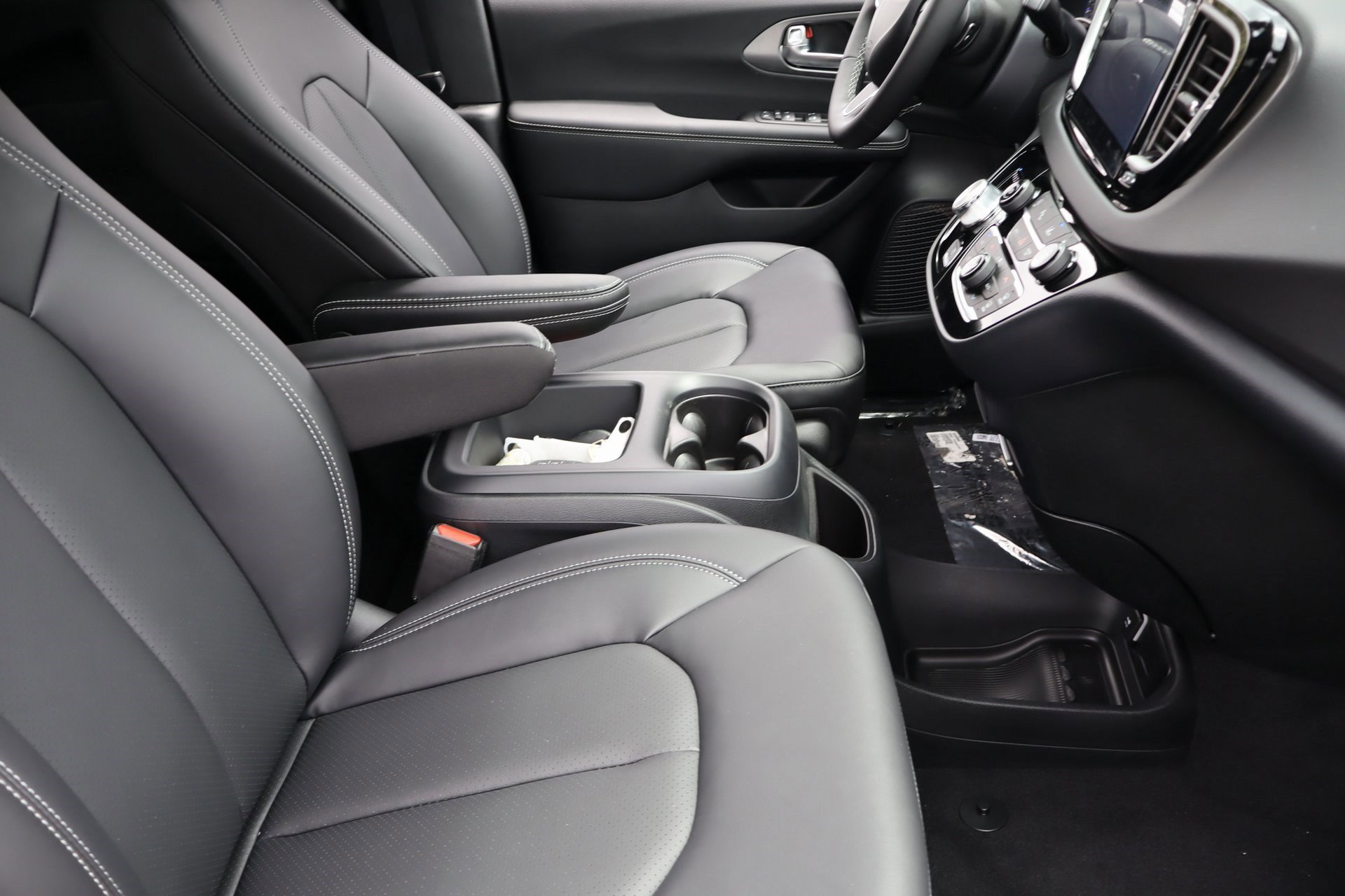 2025 Chrysler Voyager LX photo 27