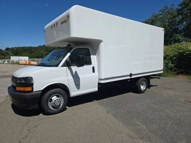 2025 Chevrolet Express Cutaway 3500 photo 2