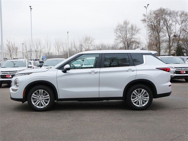 2022 Mitsubishi Outlander ES photo 4