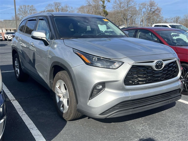 2024 Toyota Highlander LE's photo