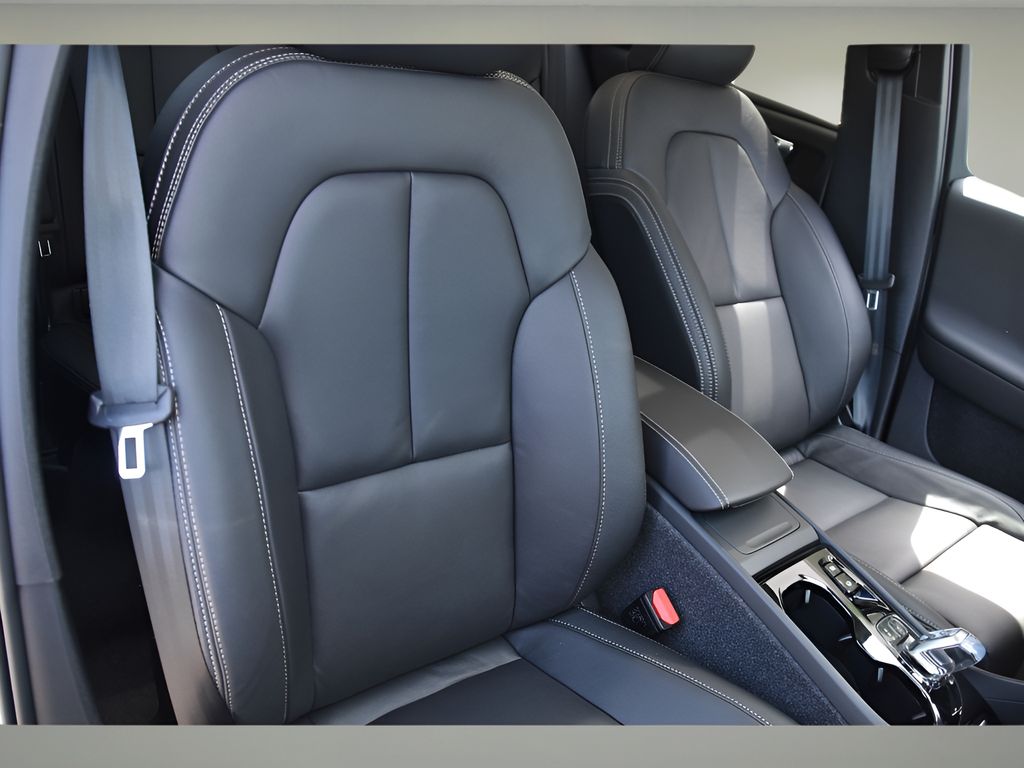 2025 Volvo XC40 photo 27
