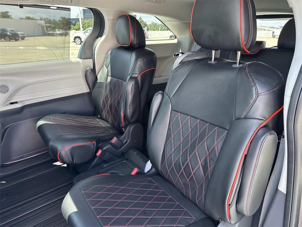 2024 Toyota Sienna LE photo 12