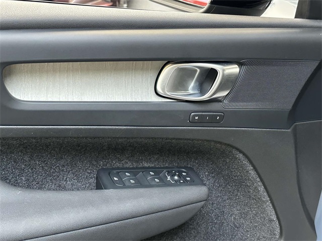 2023 Volvo XC40 Plus photo 12