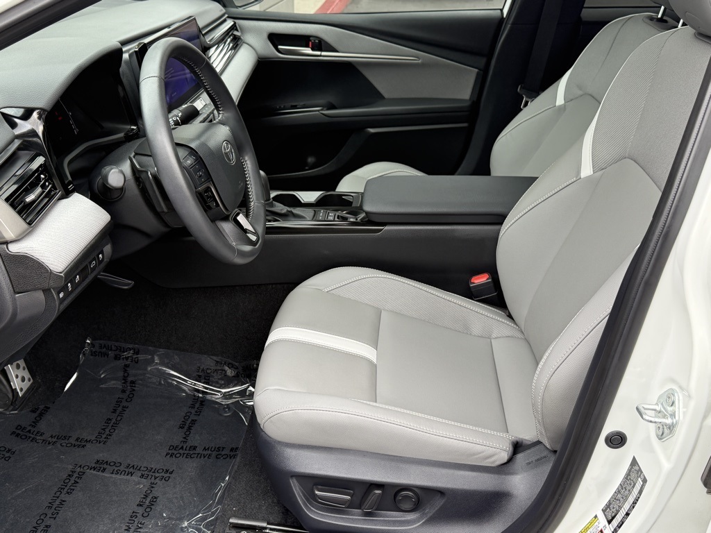 2025 Toyota Camry SE photo 12