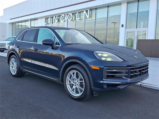 2024 Porsche Cayenne Base photo 2
