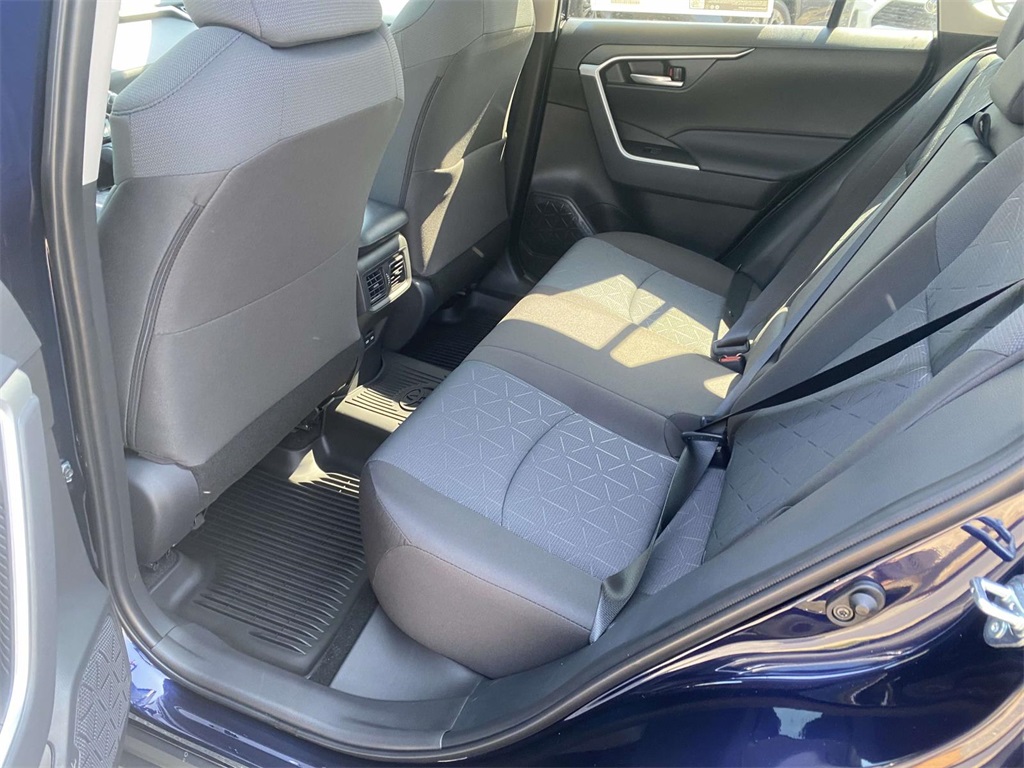 2025 Toyota RAV4 XLE photo 7