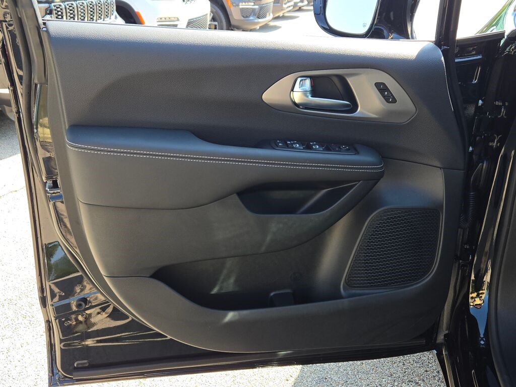 2026 Chrysler Pacifica photo 18