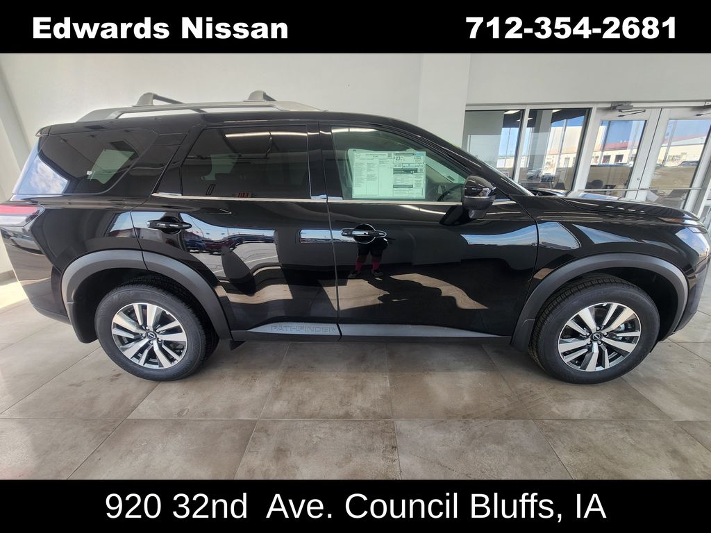 2025 Nissan Pathfinder SL's photo