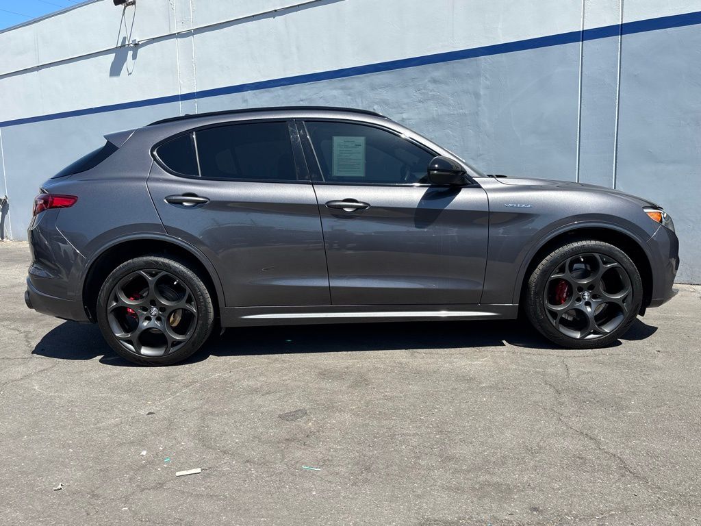 2022 Alfa Romeo Stelvio Ti photo 2