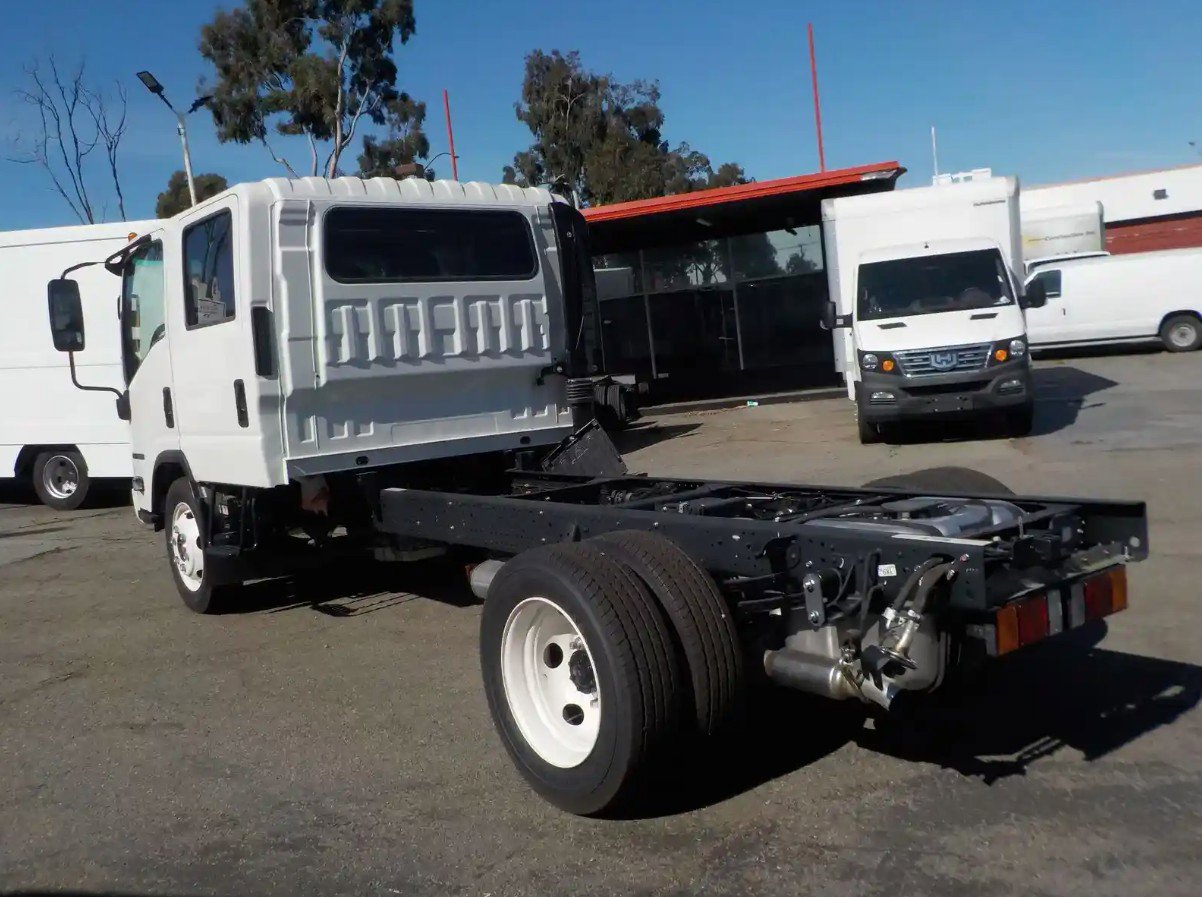 2024 Isuzu NRR Standard photo 3