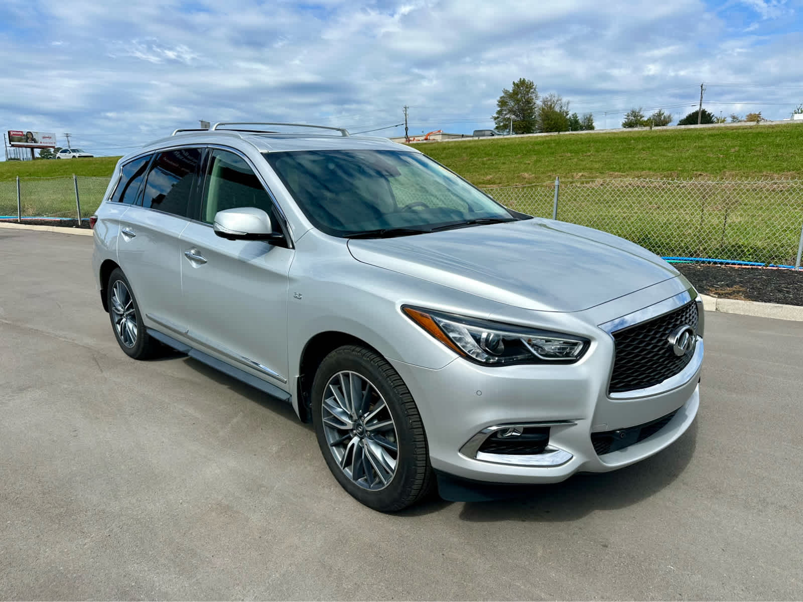 2019 Infiniti QX60 Luxe photo 3