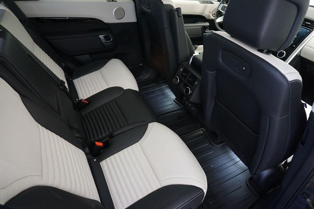 2025 Land Rover Discovery S photo 26