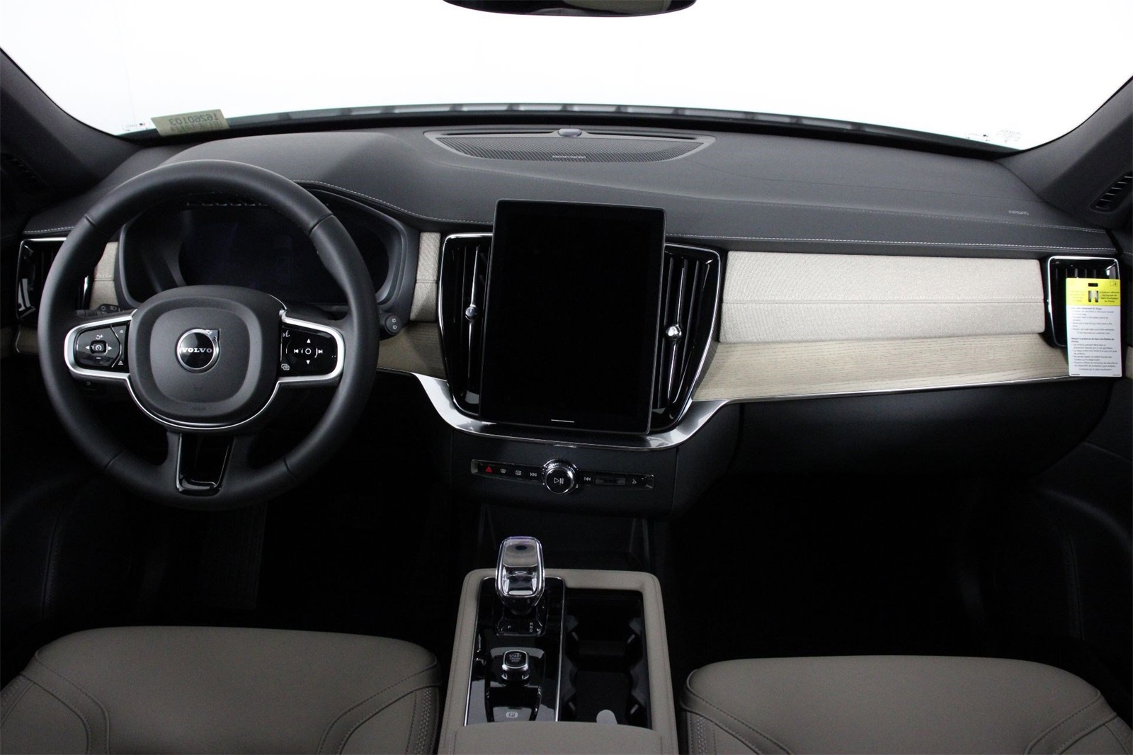2026 Volvo XC90 T8 Plus photo 2