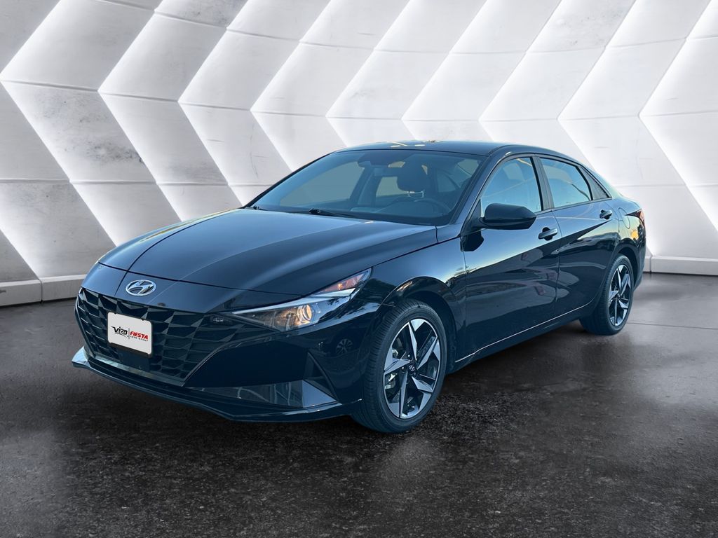 2023 Hyundai Elantra SEL photo 3