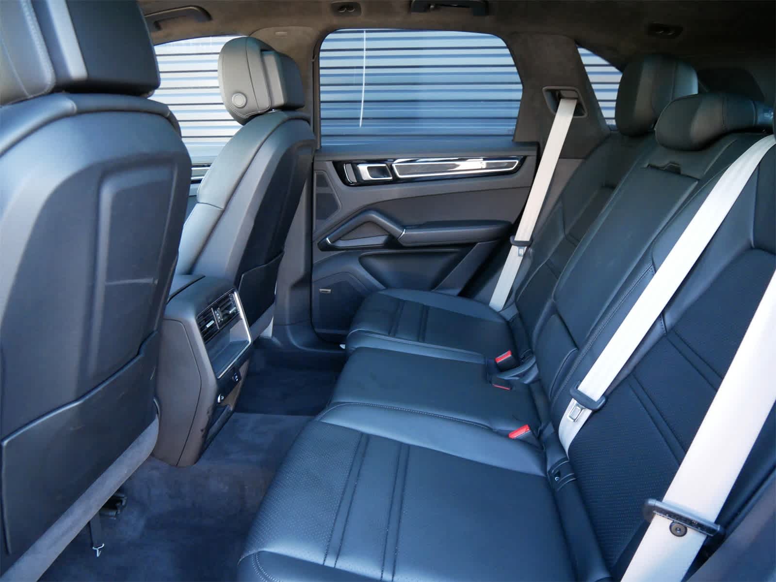 2023 Porsche Cayenne Platinum Edition photo 6