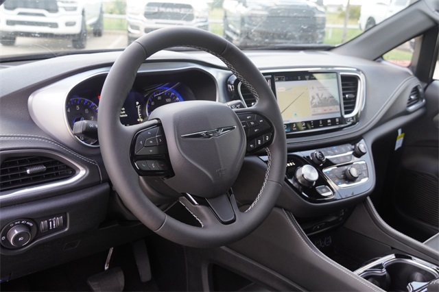 2025 Chrysler Pacifica Limited photo 17