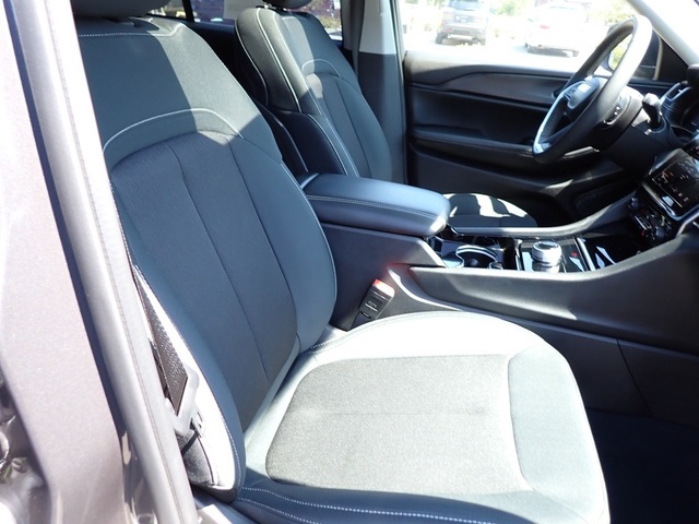 2023 Jeep Grand Cherokee Laredo photo 10
