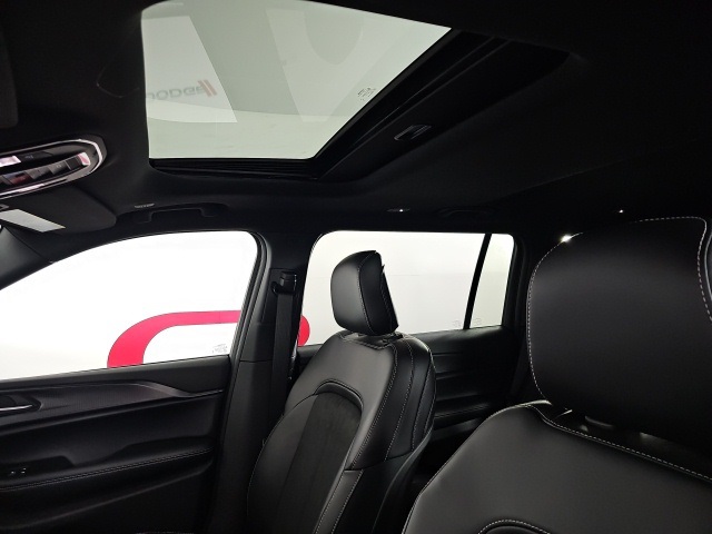 2025 Jeep Grand Cherokee Laredo Altitude photo 8