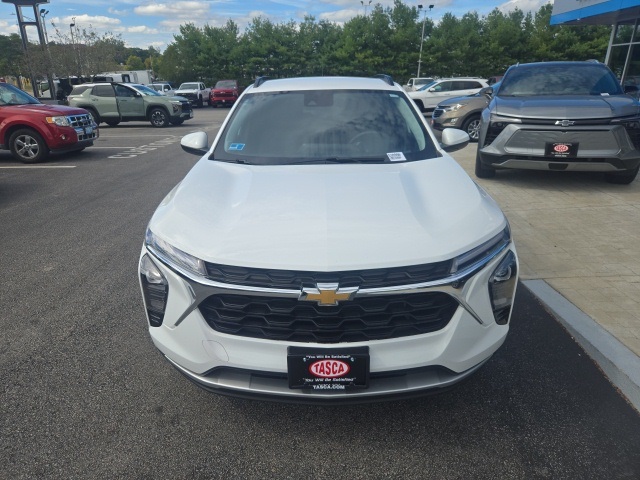 2024 Chevrolet Trax LT photo 2