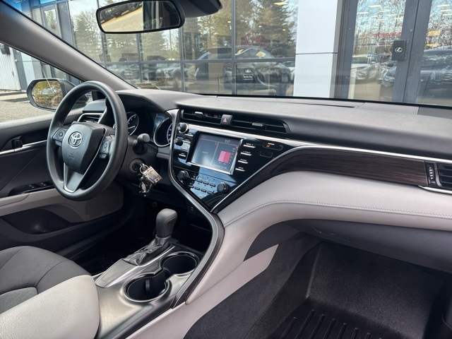 2018 Toyota Camry LE photo 3