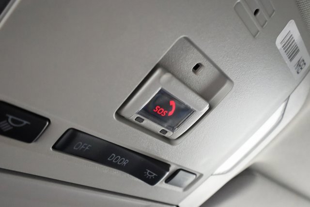 2022 Toyota Highlander LE photo 18