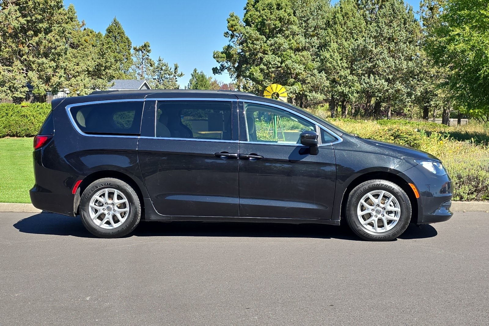 2021 Chrysler Voyager LXi photo 3